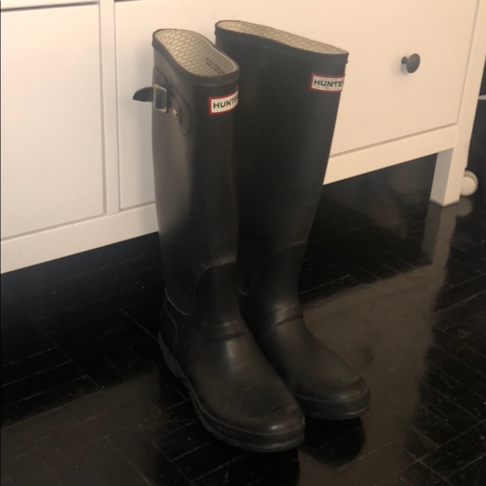 Woman’s Hunter Boots (size 9, black)